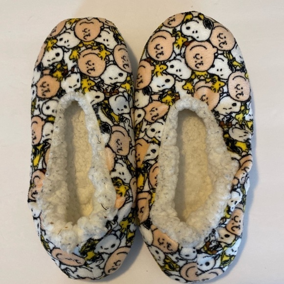 Peanuts Charlie, Charlie Brown and snoopy bedroom slippers size 8 to 8 1/2 half - Picture 1 of 4
